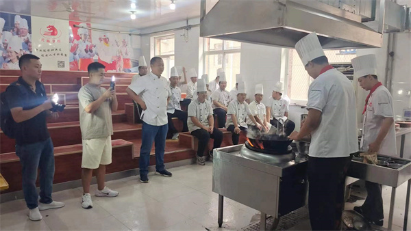 保定厨师烹饪专修学校是经河北省人力资源和社会保障厅批准的大型烹饪